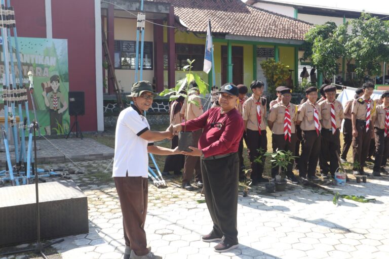 Pangkalan Pramuka SMA Negeri 1 Margasari dalam Kegiatan Bakti Lingkungan dengan tema “Reboisasi dan Penanaman Keanekaragaman Hayati Di Lingkungan Sekolah
