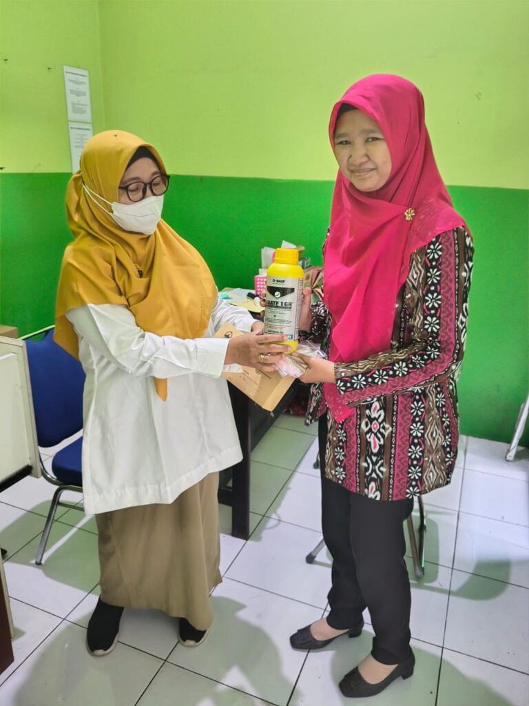 Pemberantasan Jentik-jentik Nyamuk di Lingkungan SMA Negeri 1 Margasari dengan Menggunakan Obat Bubuk Tabur (Abate)